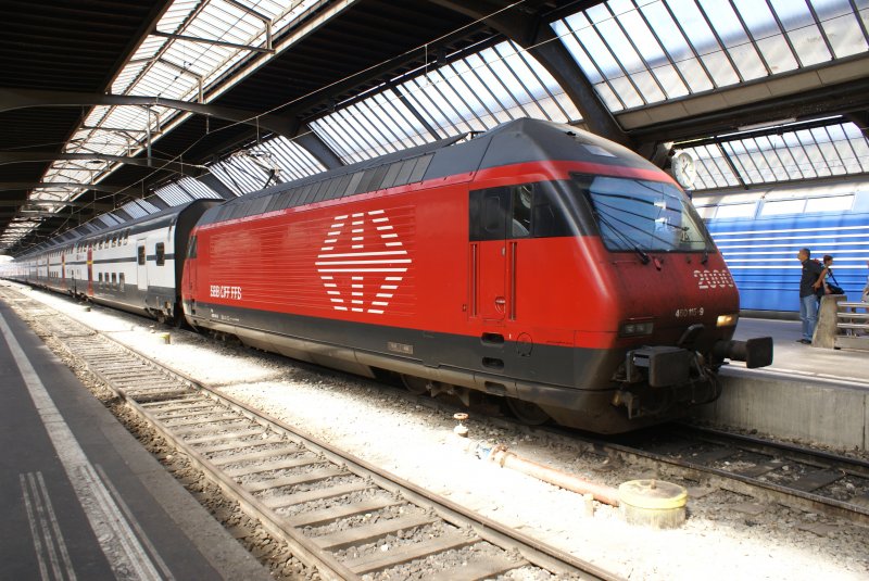 Am 30.8.09 steht die Re 460 115-9 in Z�rich Hauptbahnhof.