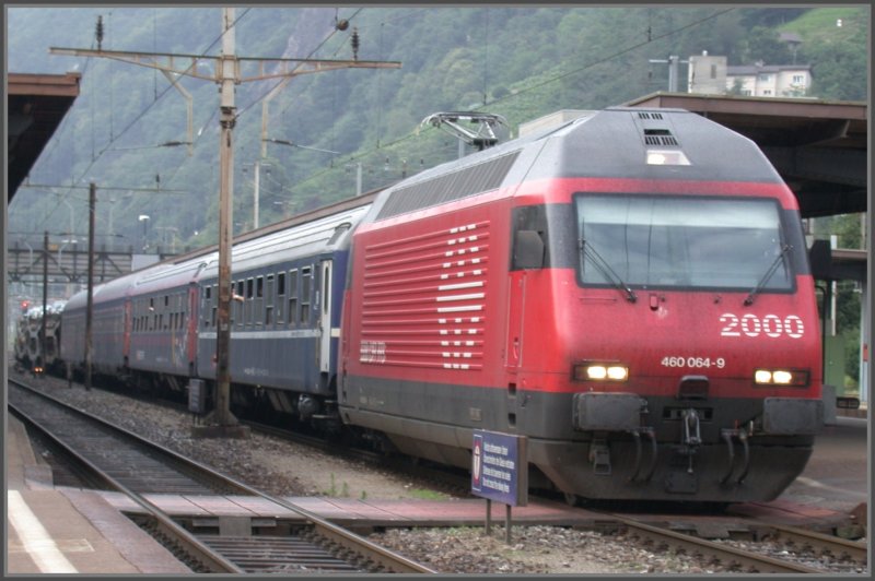 Re 460 064-9 mit Autoreisezug nach Villa S.Giovanni. In den