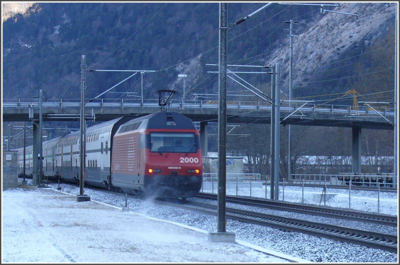 Bei der ehemaligen Spurwechselstelle Trimmis schiebt die Re 460 042-5