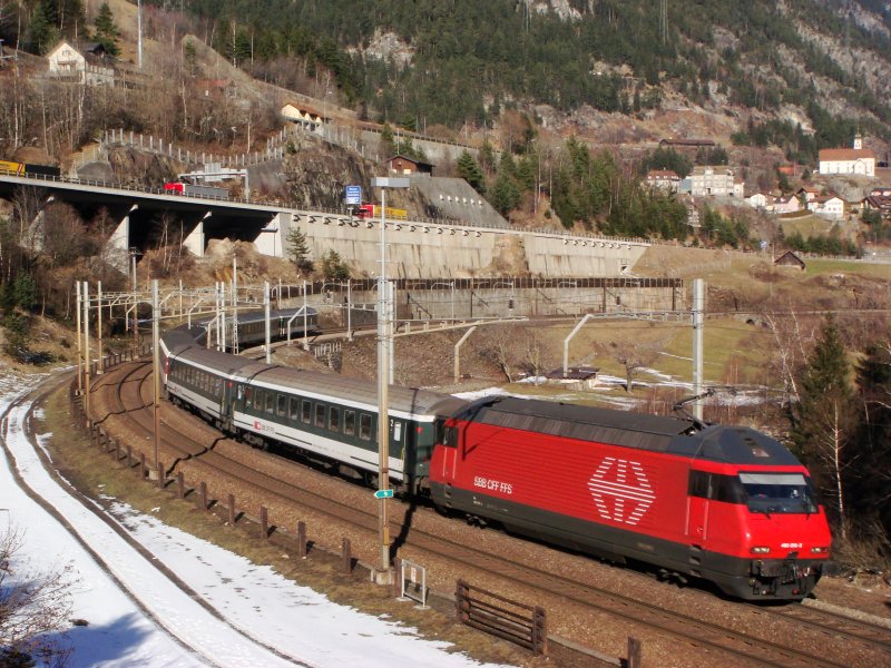 In the new dress circulating SBB Re 460 076 (not
