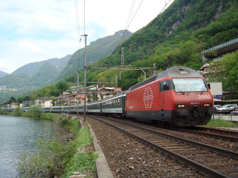 Re 460 061 mit CIS bei Capolago am 27.04.2008. 
