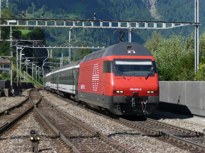 SBB - 460 065-6 vor Schnellzug bei der einfahrt in