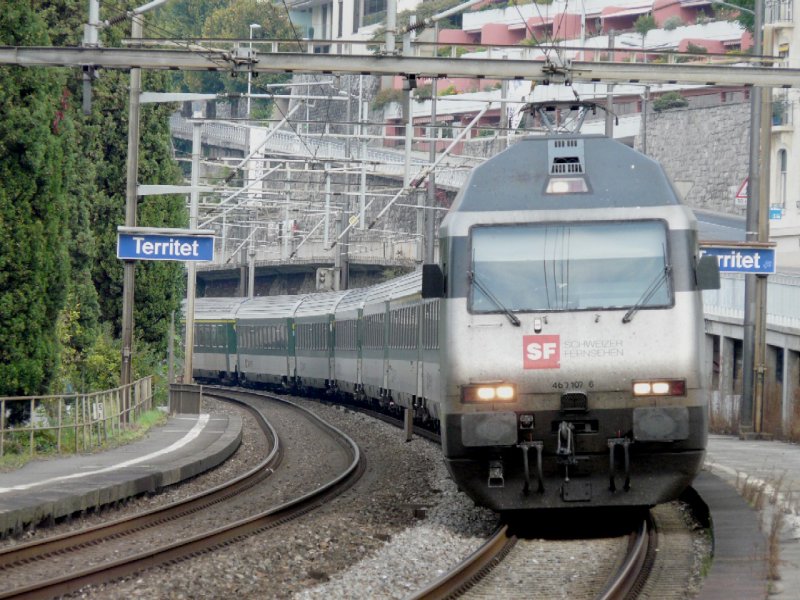 SBB - 460107-6 before the express train while crossing in