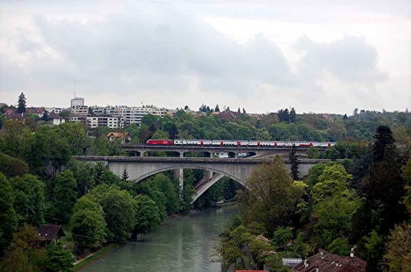 04.05.2009 Re 460 mit ihrem Zug �berquert die Aare in