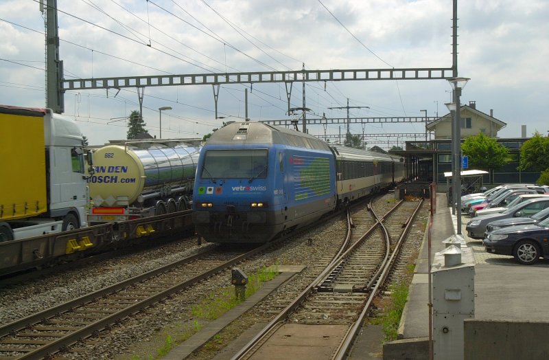 Re 460 VetroSwiss advertising in The Druchfahrt Hindelbank. 24.05.2009 (automatically