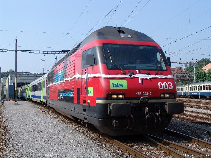 Re 465 003-2 mit der Werbung  miss saigon  am 3.9.05 beim Depot Bern