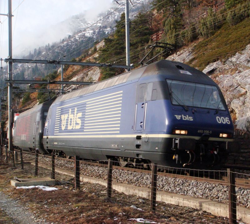 Re 465 006 und -003 mit HUPAC-Zug nach Italien ohne Begleitwagen am 6.12.2007 bei Hohtenn.
