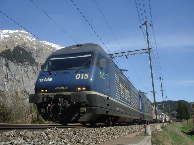 Re 465 015 und 016 vor einem HUPAC-Zug zwischen Kandersteg und dem Ltschbergtunnel-Portal am 14.4.2007