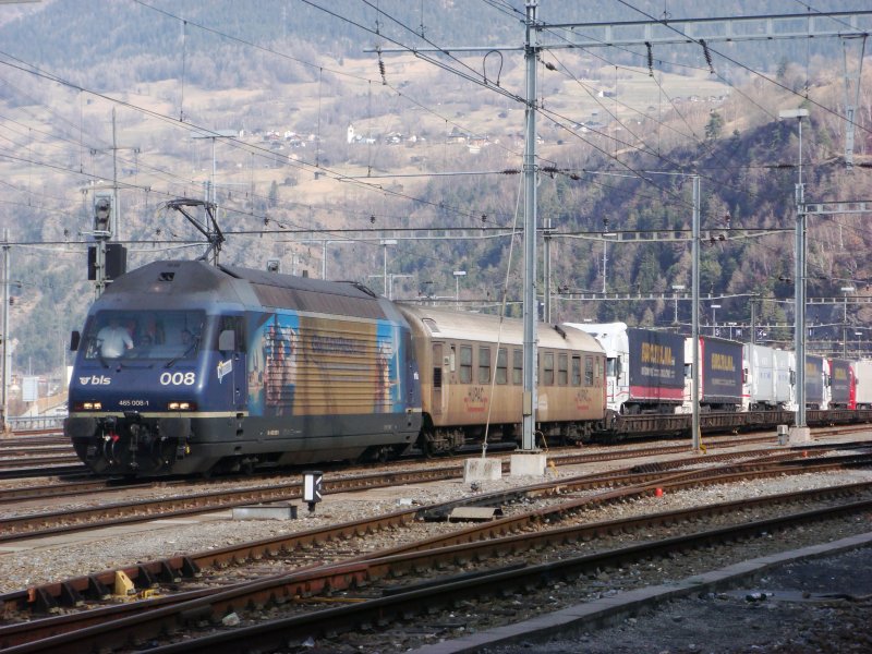 Re 465 008 mit HUPAC-Zug in Brig am 08.03.2008 