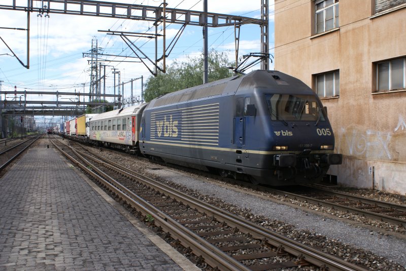 Re 465 005-7 rollt mit einer rollenden Landstrasse am 21.7.08
