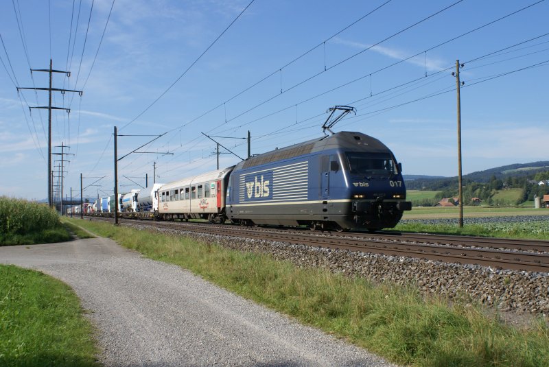 Mit einer voll beladenen RoLa am Hacken rollt die Re