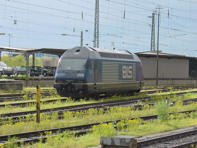 Re''The 465015-6 Vue-des-Alpes''stood on 04.05.2005 in Basel Bad Bf, waiting