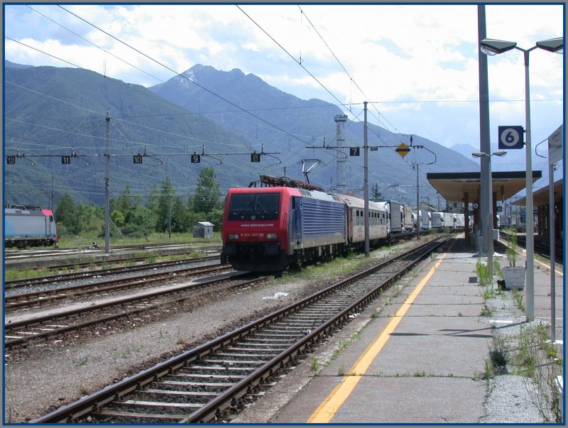 Re 474 017-1 f�hrt mit einer Rollenden Landstrasse von Novarra