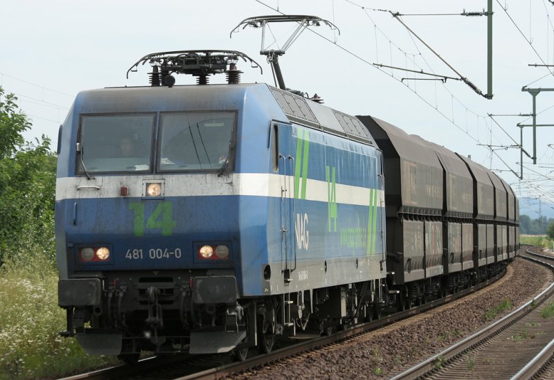 Die 481 004-0 von NIAG ( 14 ) zieht einen