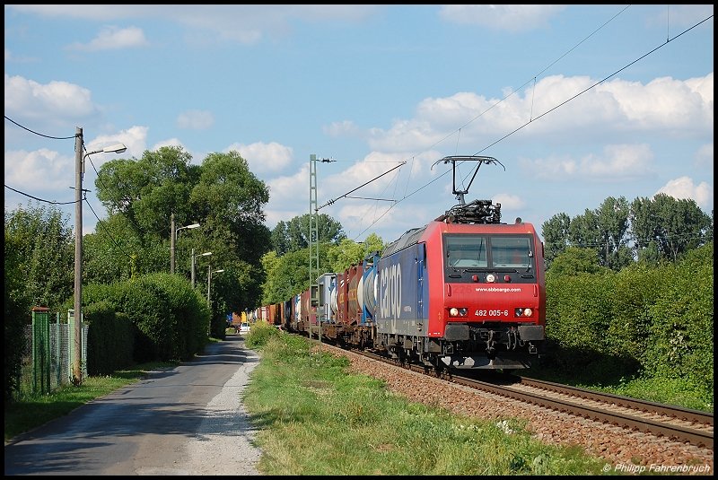 Re 482 005 bringt zur Nachmittagszeit des 25.07.08 einen KLV-Zug ber die Karlsruher GUB, aufgenommen bei Karlsruhe-Rintheim.