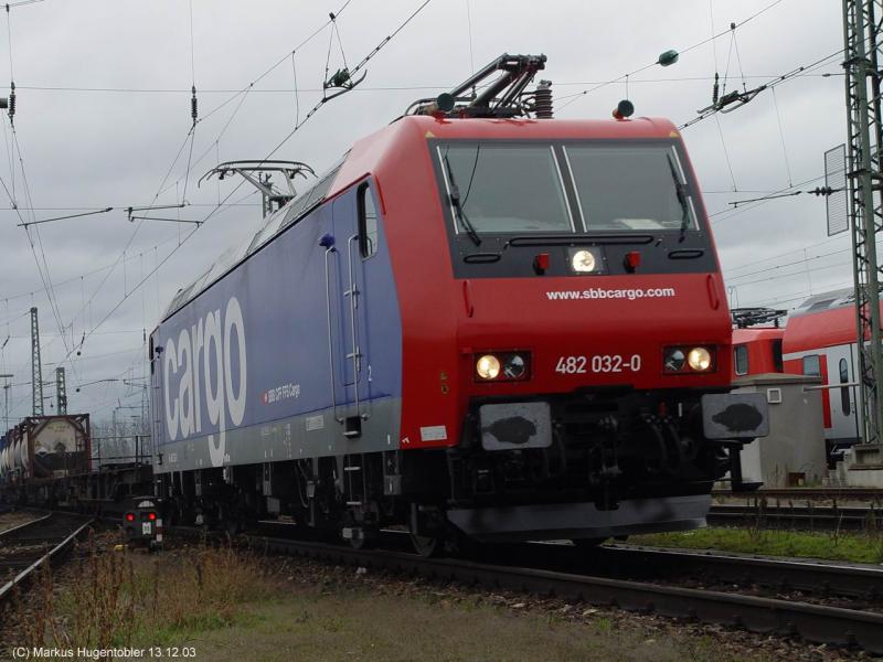 SBB Cargo Re 482 032-0 am 13.12.03 in Basel Bad