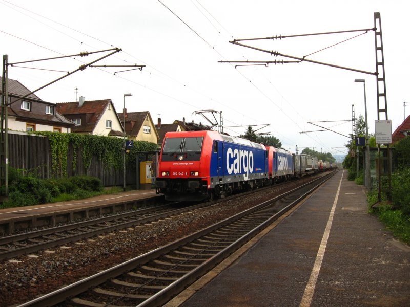 Re 482 047-8 und eine Schwestermaschine ziehen einen Containerzug gen