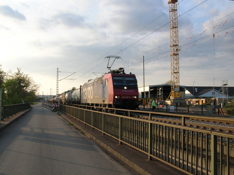 26.4.2008 19.26Uhr Re482 032-0 mit gemischtem G�terzug in