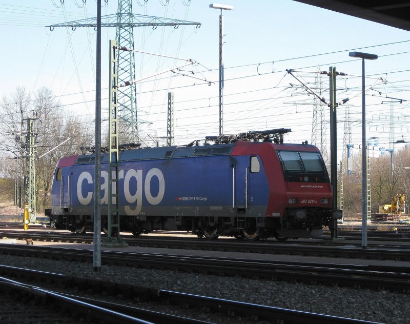 482 029-6 steht am 1.04.09 abgeb�gelt unter einer Br�cke im