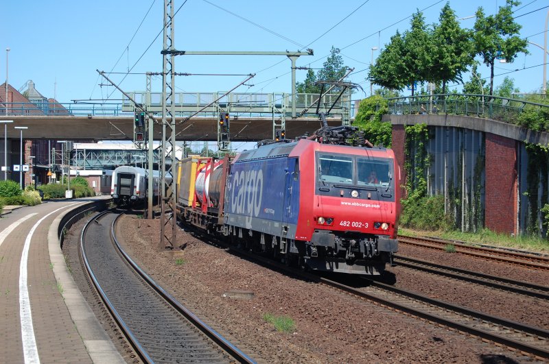 482 002-3 mit einem KLV, am 23.5.2009 durch HH-Harburg 