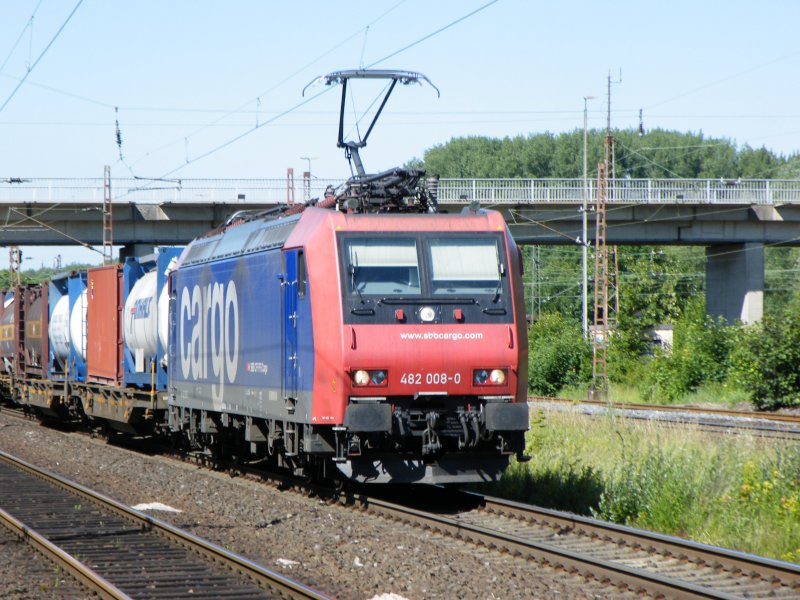 Die SBB 482-008 durchf�hrt den Bahnhof Elze Richtung G�ttingen. 