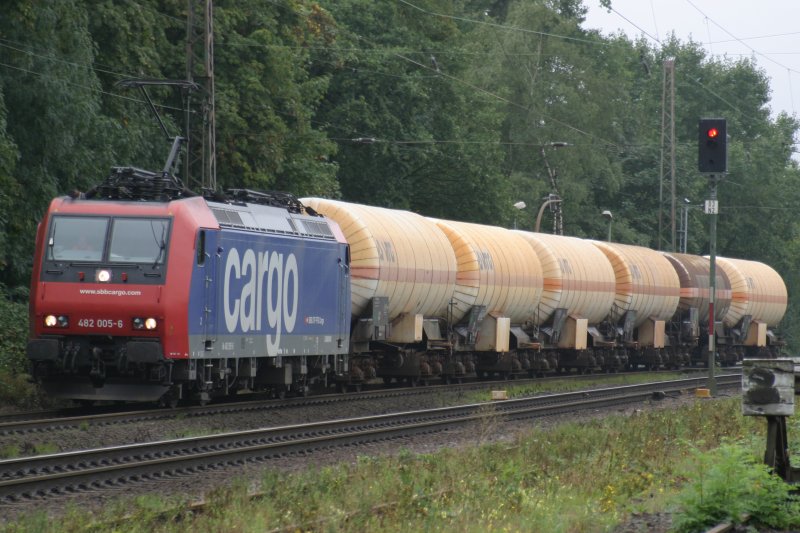 482 005 durchf�hrt am 11.8.09 mit sechs Kesselwagen Ratingen-Lintorf 