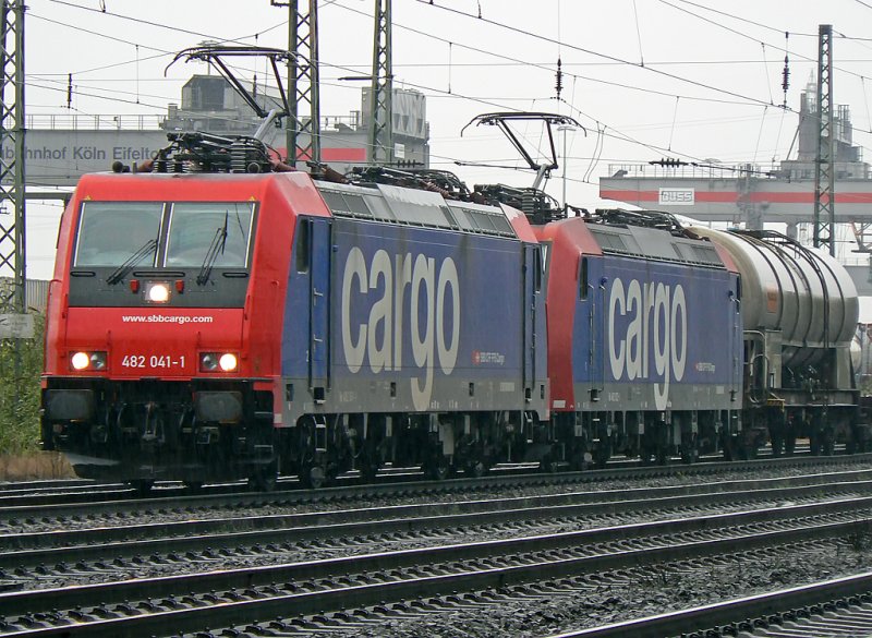 eine Doppeltraktion Re 482 (482 041-1 f�hrend)der SBB Cargo 