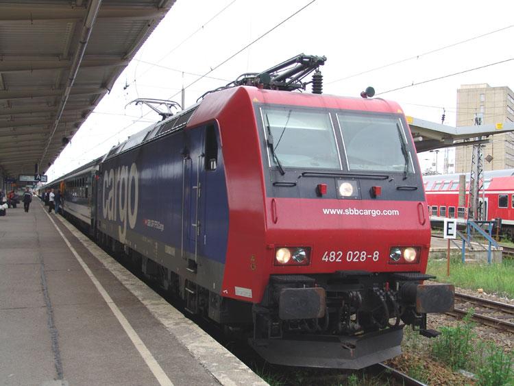 The 482025-8 is available with Sonderzug83663 of Berlin-Lichtenberg to Offenburg