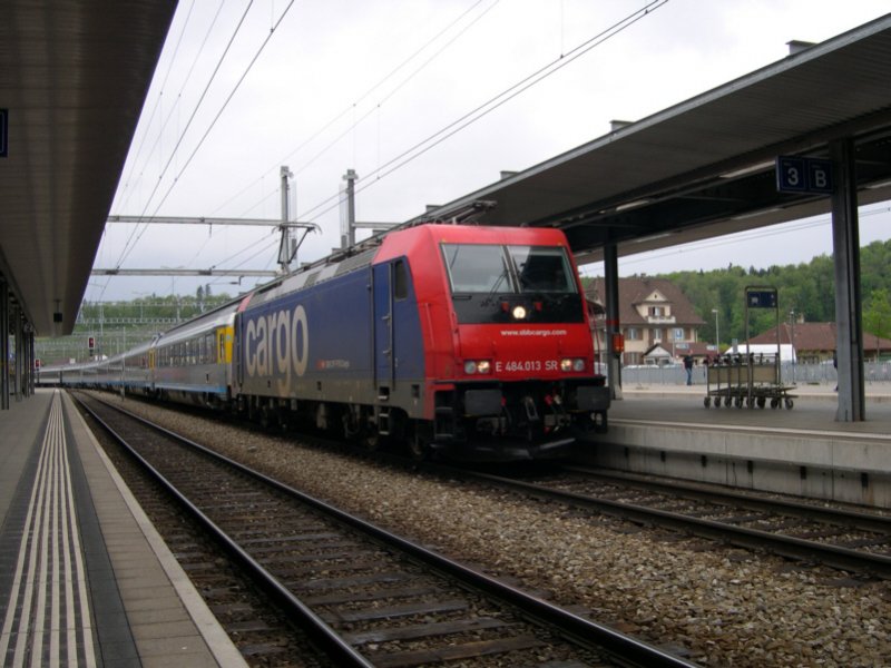 E 484.013 SR, eine Leihlok von SBB Cargo, hat am