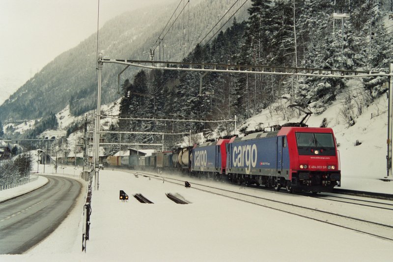 Zwei Re 484 mit Containerzug bei Wassen auf dem Weg