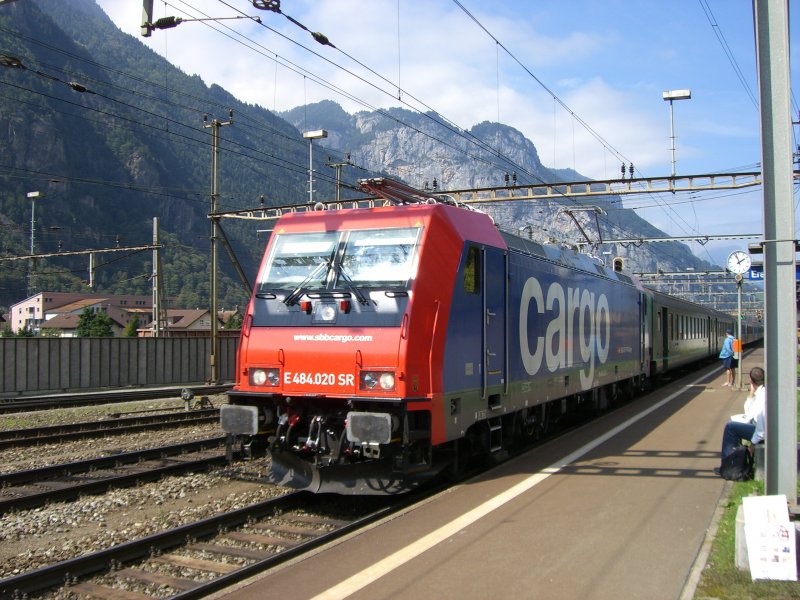 E 484.020 SR mit einem Reisezug beim Gotthardjubil�um am 08.09.2007
