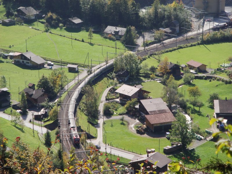 Re 484 mit CIS in der Schleife von Blausee-Mitholz am