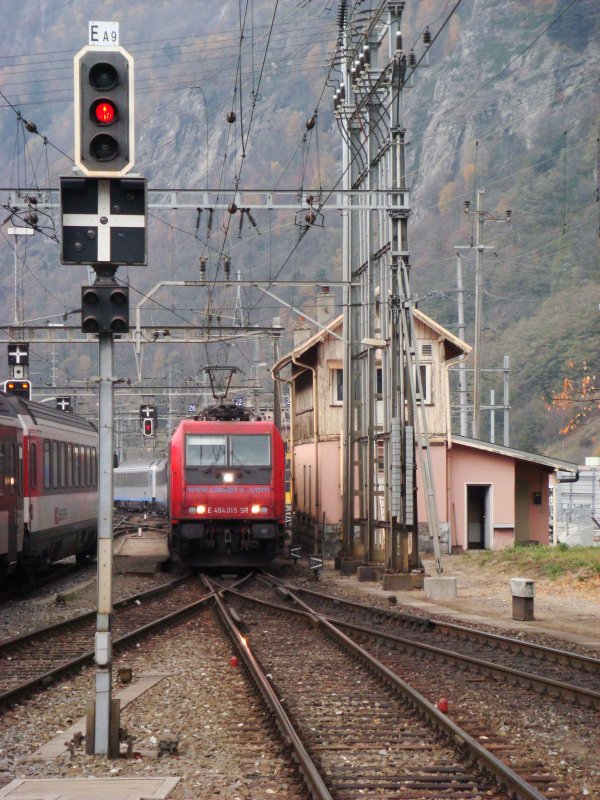 Re 484 015 SR on entry to an EC Milano