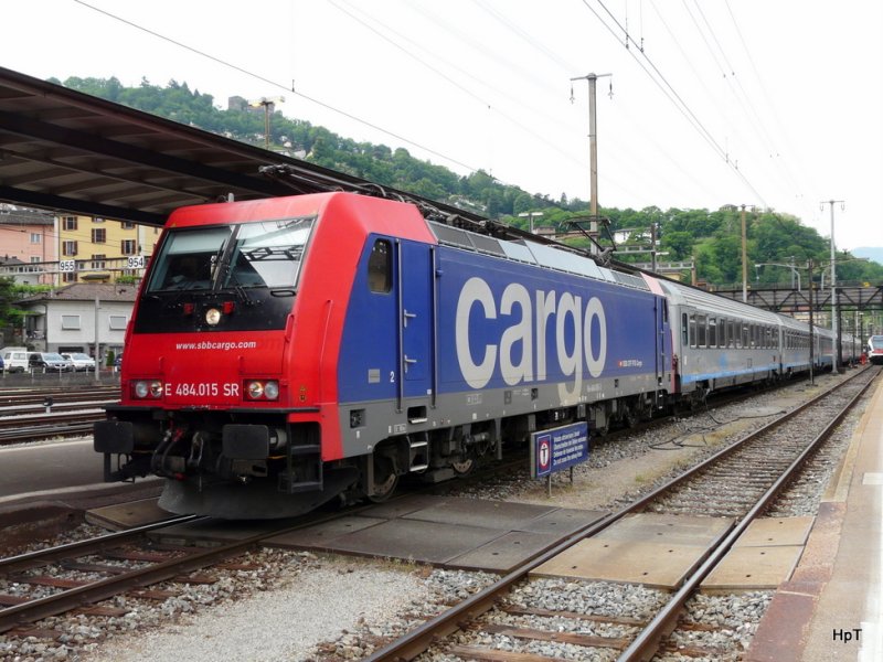 SBB - 484 015-3 mit Personenwagen im Bahnhof Bellinzona am