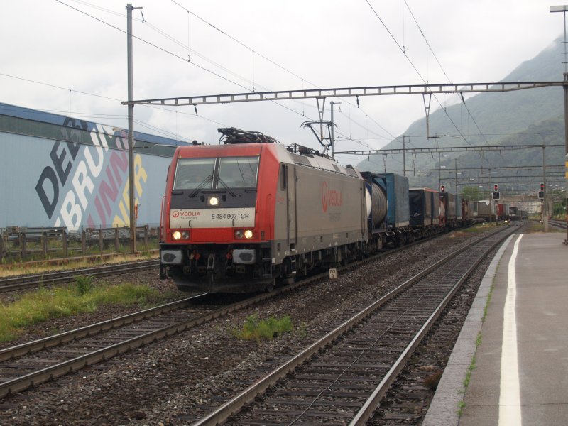 484-902 on 6/9/2009 with the train at Vos Giubiasco (automatically