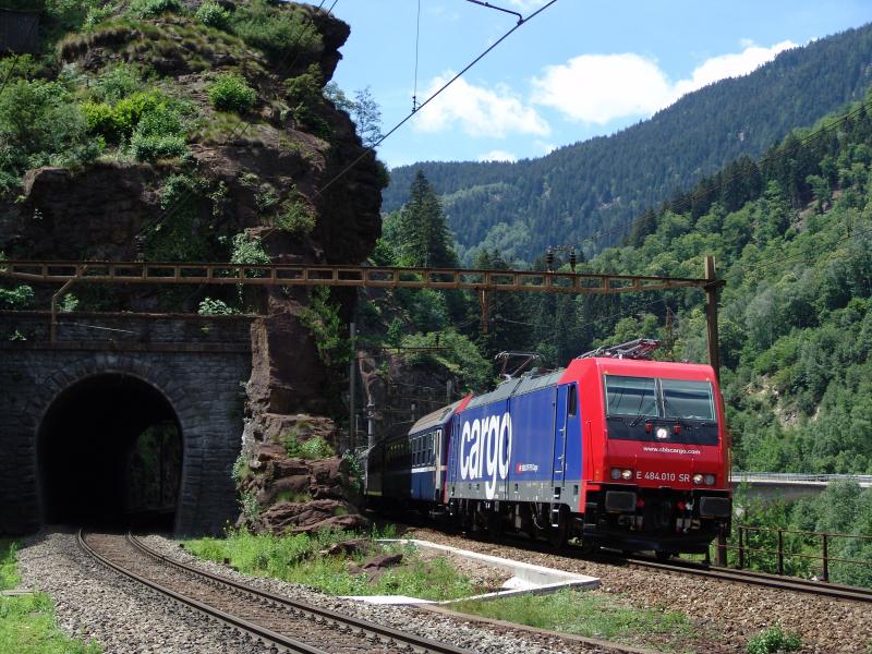 Re 484 010-4 am 26.6.05 mit einem Testzug bei Polmengo