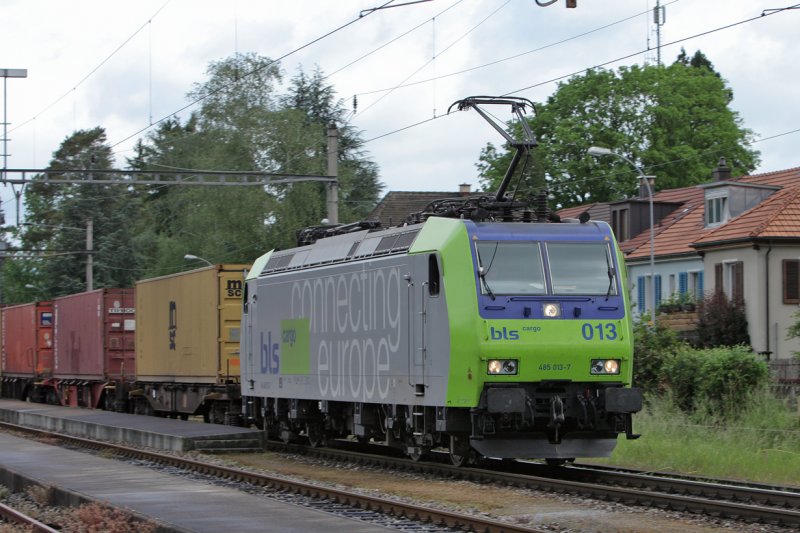 Re 485 013 mit Containerzug in Bad Zurzach/AG , auf