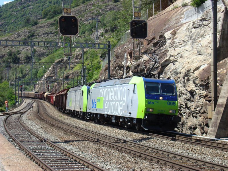 Zwei Re 485 brausen mit einem G�terzug am 16.6.2007 bei