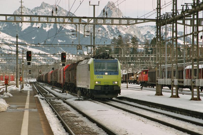 Die BLS Re 485 004-6, am 2.2.04 in Arth-Goldau 