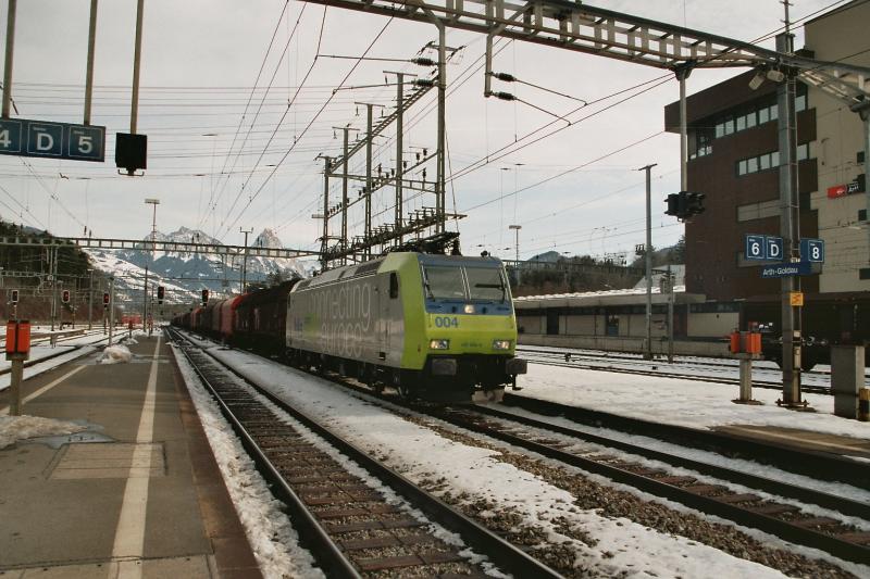 Die BLS Re 485 004-6, am 2.2.04 in Arth-Goldau 