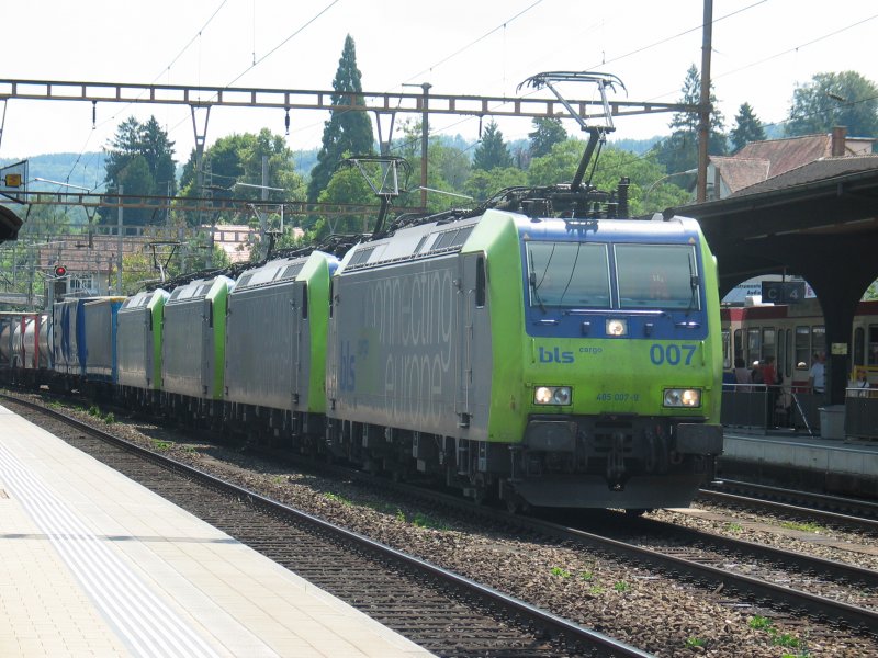 Echt Stark dieses Gespann.Durchfahrt Bahnhof Liestal 