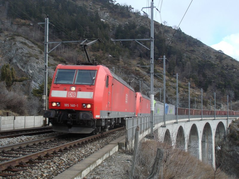 Three Class 185 and Re at 485 to the Luogelkinviadukt