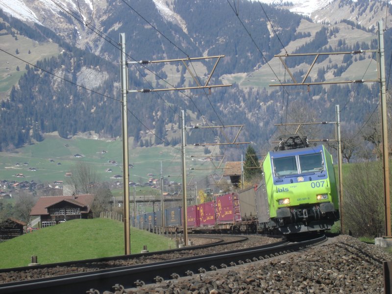 Two Re 485 drag a container train Lötschberg the north