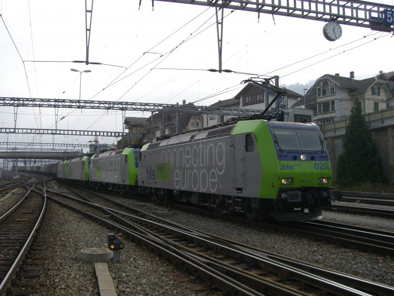 4 BLS Traxx bei der Einfahrt in Spiez am 03.11.2007