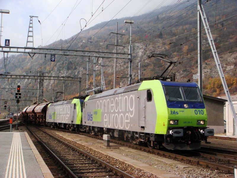 Re 485 007 and 010 with full train when entering