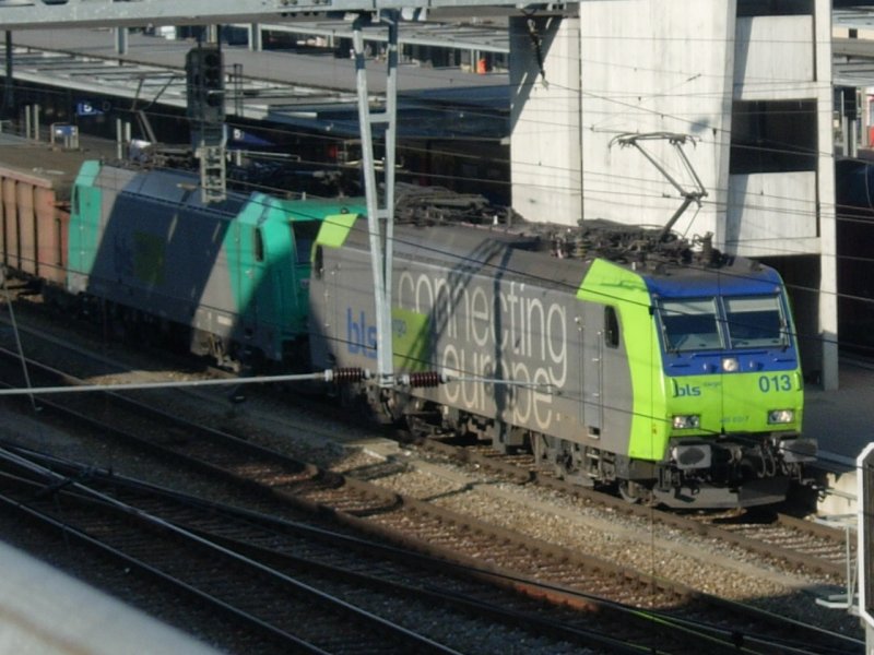 2 SBB Re 485 are at the BLS Spiez train