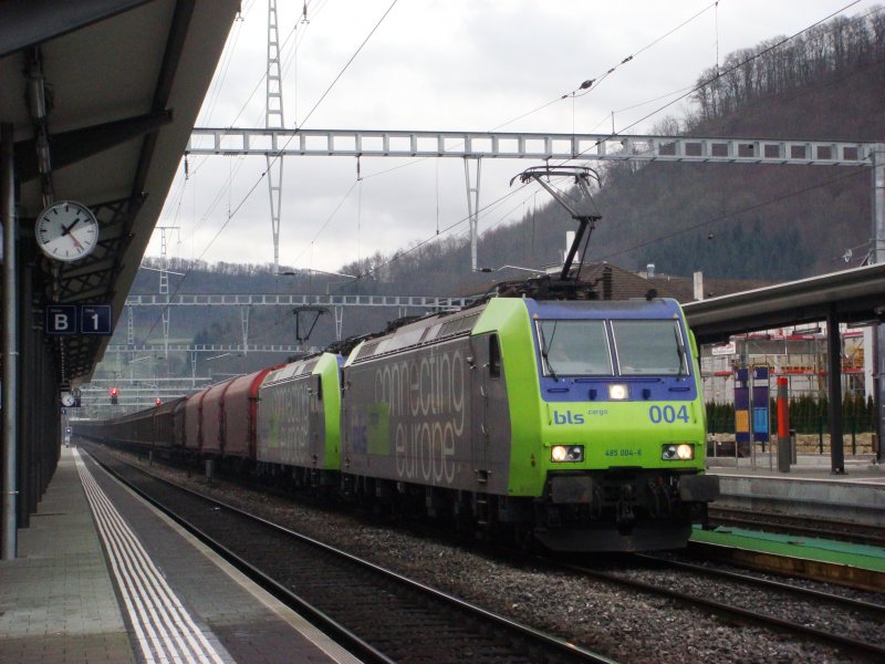 Re 485 004 und 005 mit GZ in Sissach am