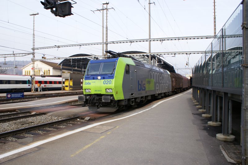 Die Re 485 020-2 f�hrt mit einem G�terzug aus dem