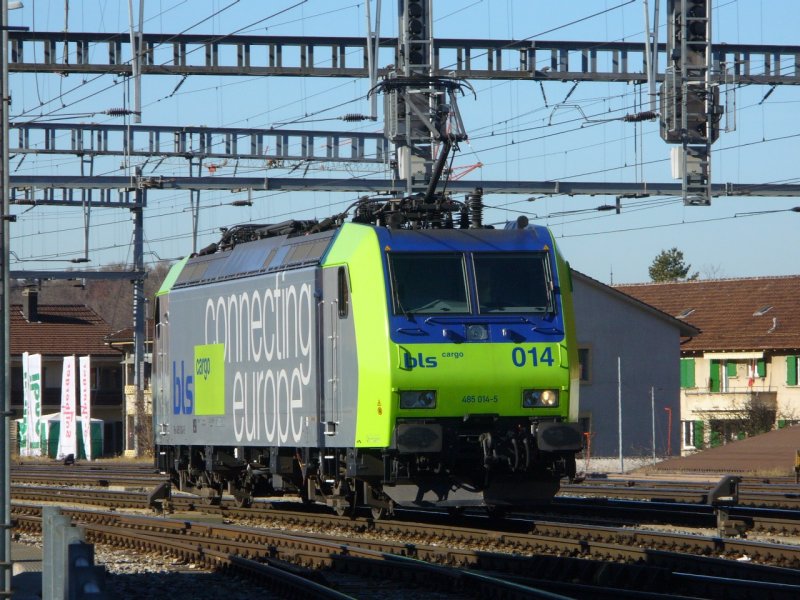 bls cargo - E-Lok 485 014-5 bei Rangierarbeiten im Bahnhof