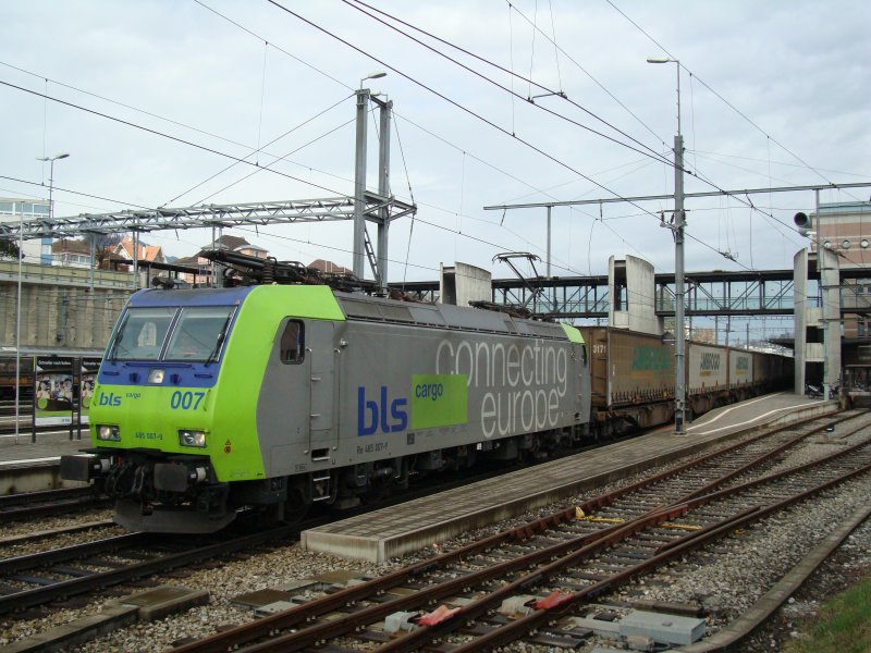Re 485 007 mit Ambrogio-G�eti in Spiez am 10.04.2008 